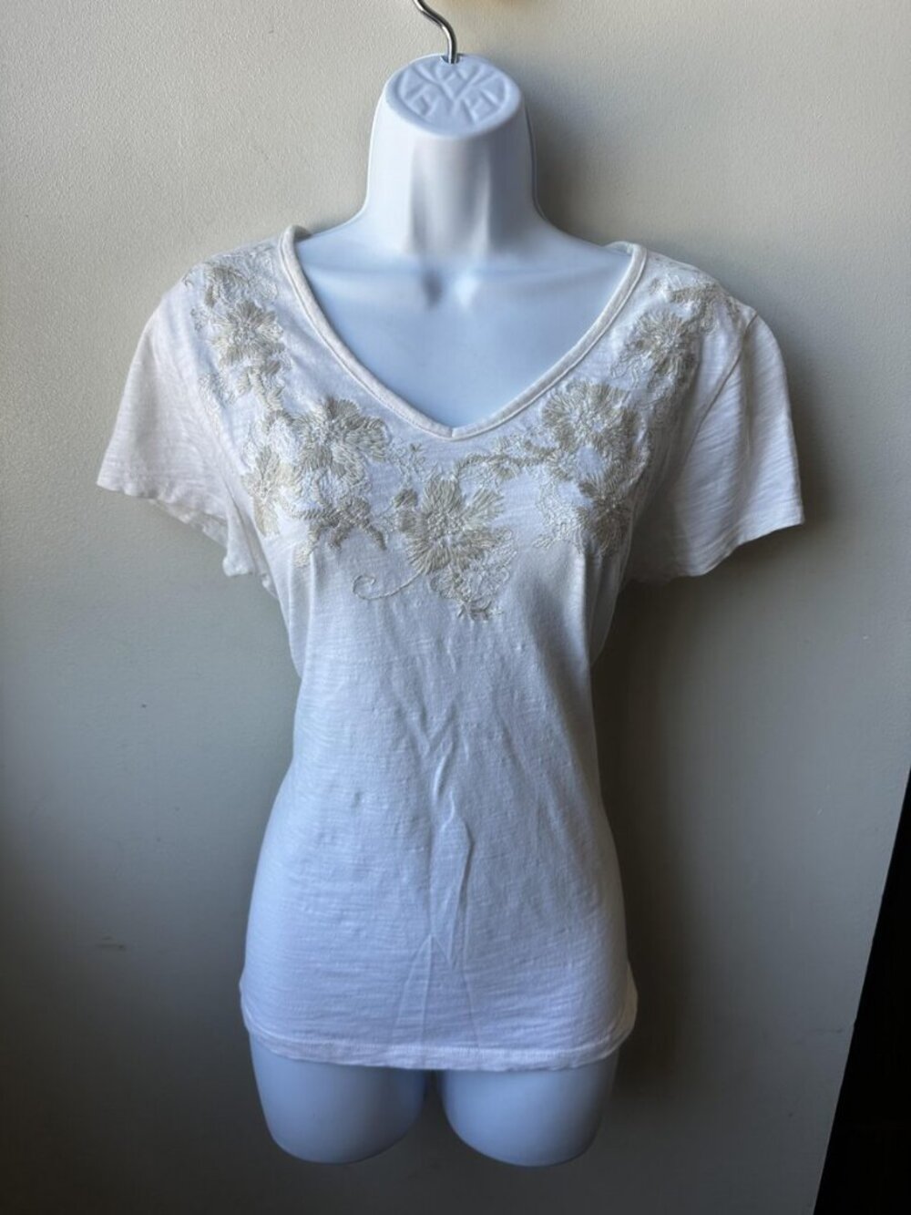 St. John's Bay Ivory Floral Embroidered Beaded V Neck Short Sleeve Tee Womens S